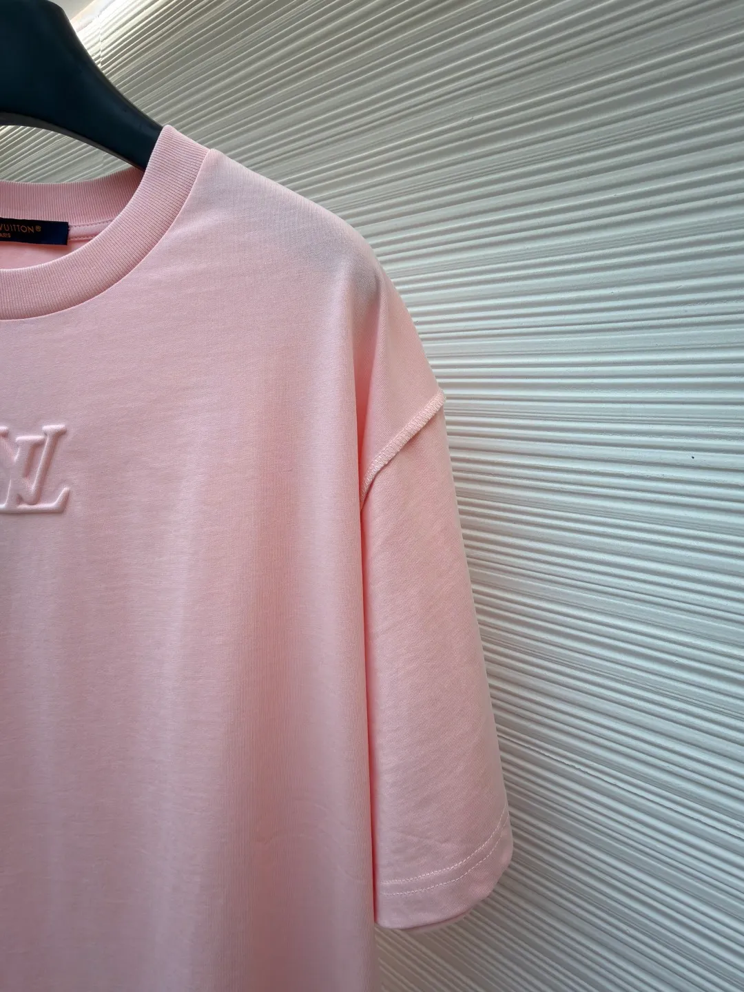 LOUISVUITTON embossed small label T-shirt ●Authentic product: purchased and developed by 6311 ●Item number: 1682337-A00 ●Fabric: pure cotton fabric ●Technology: embossed production ●Version: fitted version ●Weight: about 315 grams ●Size: XS-S-M-L ●Description: Fabric is 40S/2 Double-strand smooth cotton plain weave, dust-free wool processing; matching 40s single-strand combed cotton, 280g cylindrical machine rib. The front panel is stamped and filled. After low-temperature stamping with a steel stamp, the inside is filled with foam cotton. The bottom surface is directly sealed with low-temperature hot melt glue at 80 degrees Celsius. The integrated machine operation makes the relief pattern three-dimensional and full and stylish. High-quality products require natural and beautiful products. The overall wiring is straight and delicate, the fabric is comfortable and soft, and the color is consistent without color difference. It can be matched with the same style to create a fashionable look and control various occasions. Customized accessories, complete with three standards, same style for men and women!